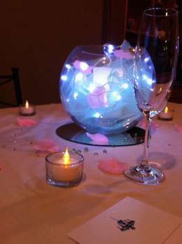 Trang trí bàn ăn lãng mạn bằng đèn led đom đóm